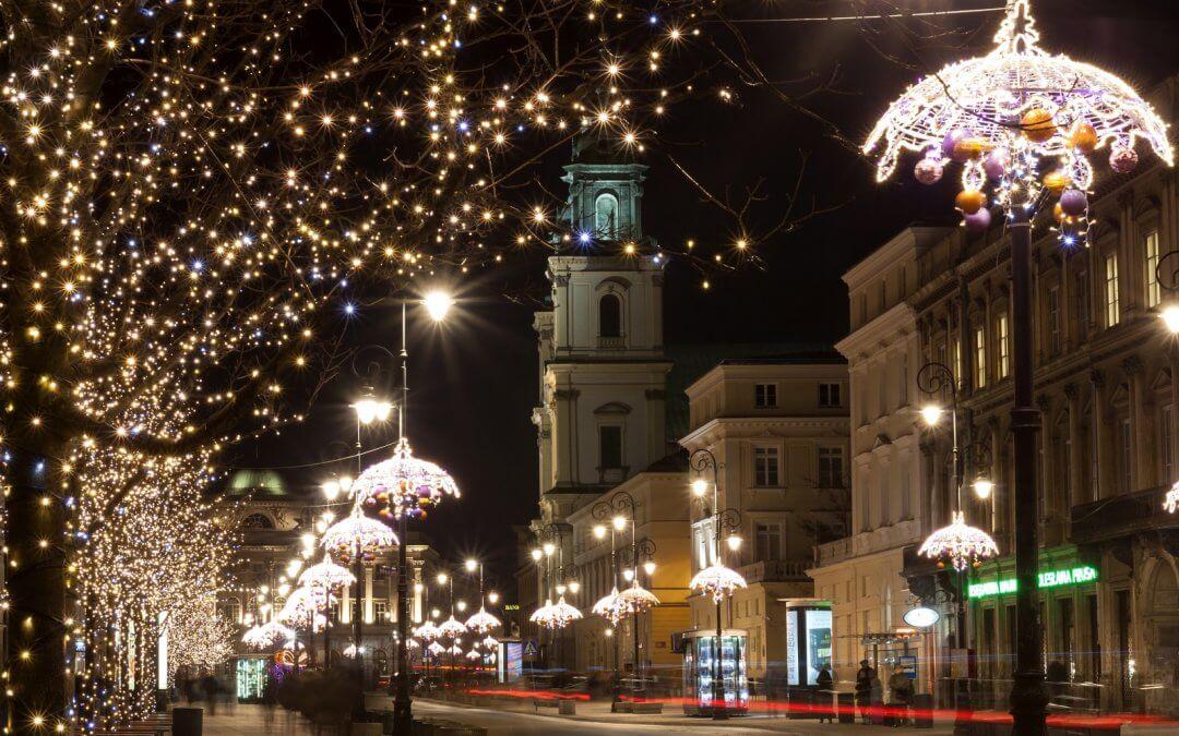 Montaż dekoracji miejskich na wysokości. Jak to zrobić?